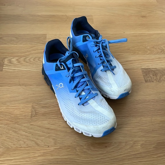 On cloud V3 worn twice - Picture 1 of 3